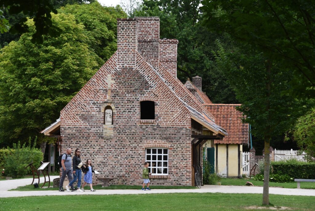 Forge d'Hondschoote au Musée de Plein Air : bâtiment traditionnel en briques avec toiture en tuiles, sauvé et réédifié par l'Association Monique Teneur pour préserver le patrimoine artisanal de la Flandre.